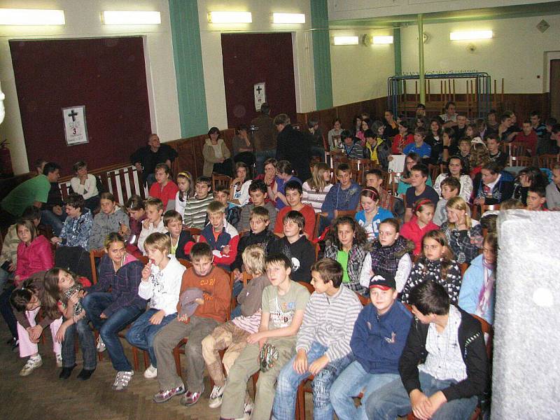 V Kozlovicích se konal výchovný koncert na téma Boj proti násilí. Akci pořádalo Občanské sdružení Beskyd ve spolupráci palkovické kapely Sagar.