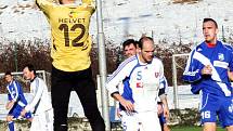 Fotbalisté Frýdku-Místku vyhráli osmý přípravný zápas, když si na domácí umělce snadno poradili s třetiligovým slovenským týmem z Bytče 9:1. 