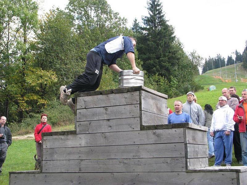 Ski areál v Mostech hostil v sobotu soutěž Gorolman 2009. V netra­dičních disciplínách si to rozdalo sedm mužských družstev. Na snímku disciplína s názvem Schody. 