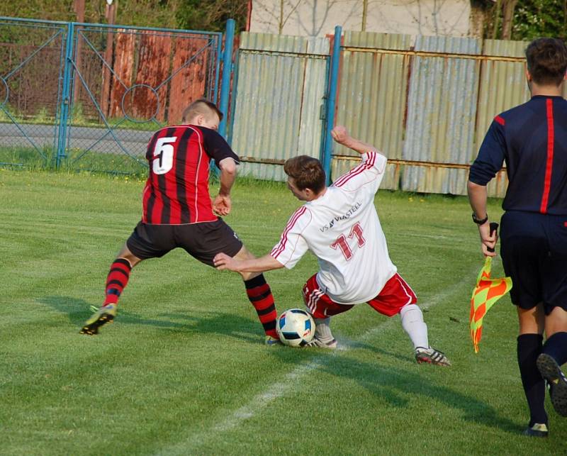 Duel mezi Hnojníkem (červenočerné dresy) a Nýdkem skončil výhrou hostí v poměru 2:3. 