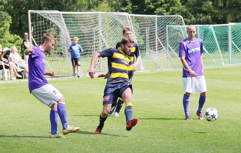 Favorizovaný Frýdlant (žluto-modré dresy) si v generálce poradil s Čeladnou 3:0.