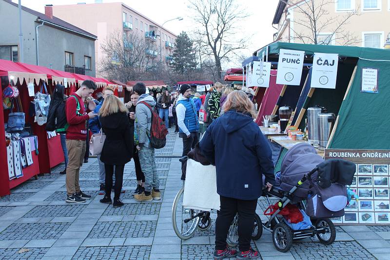 Součástí vánočního trhu bylo ve Frýdlantu nad Ostravicí i rozsvěcování vánočního stromu.