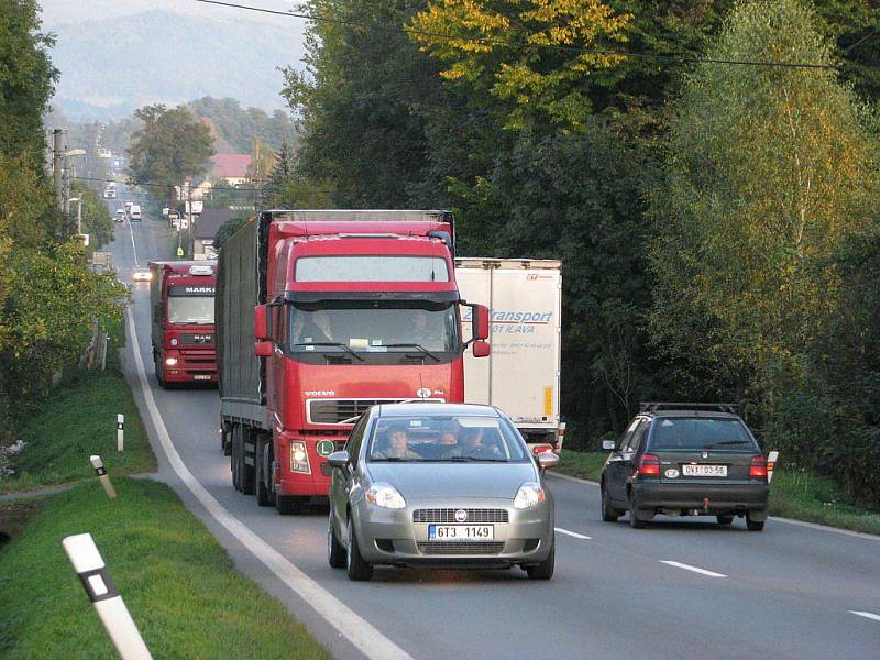 Hlavní silniční tah mezi Oldřichovicemi a Nebory. V jednom směru zde denně projede v průměru osm tisíc aut. 