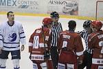 Hokejisté Frýdku-Místku (červené dresy) rozhodli derby ve třetí třetině. 