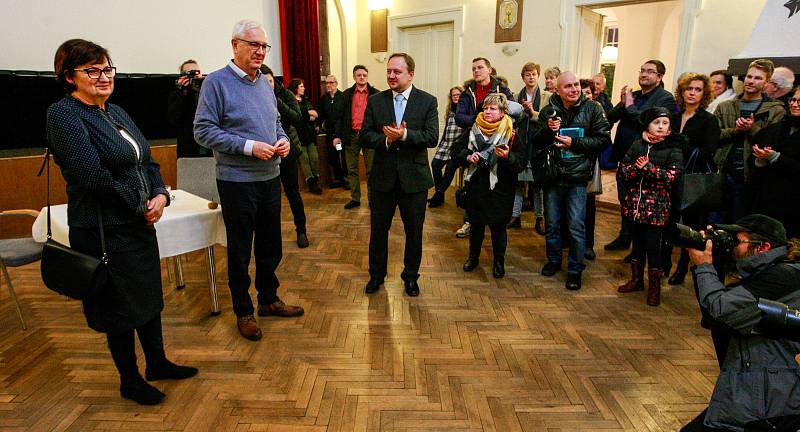 Kandidát na prezidenta ČR Jiří Drahoš se svou manželkou na návštěvě v rodném Jablunkově.