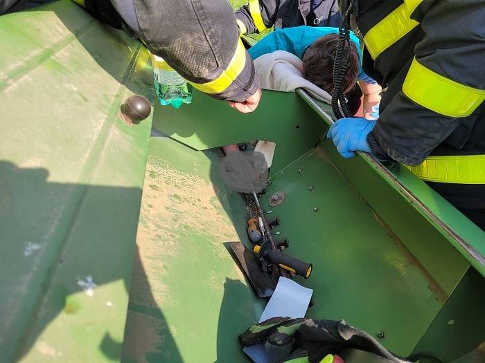 Profesionální hasiči z Třince zachraňovali v sobotu 30. dubna 2022  pravou ruku čtrnáctiletému chlapci, kterou zachytila ojnice uvnitř secího stroje.