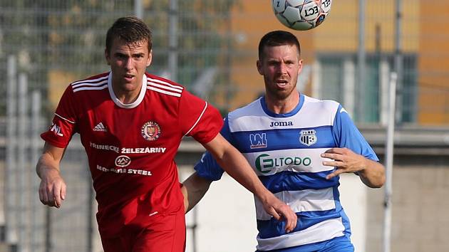 Třinečtí fotbalisté (v červeném) prohráli v Ústí nad Labem.