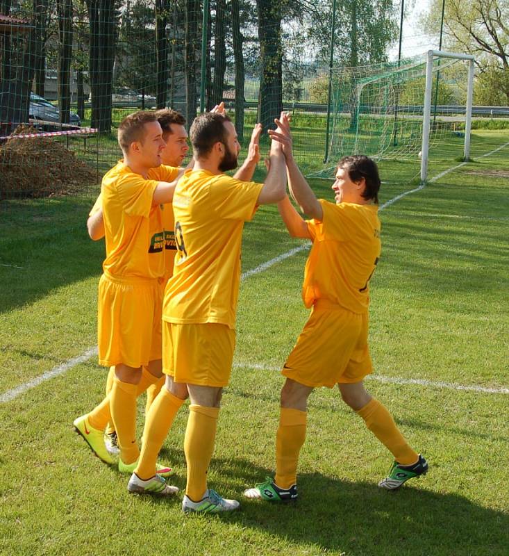 Tošanovice (ve žlutém) si překvapivě vyšláply na béčko petrovické Lokomotivy, kterou porazily vysoko 4:0. 