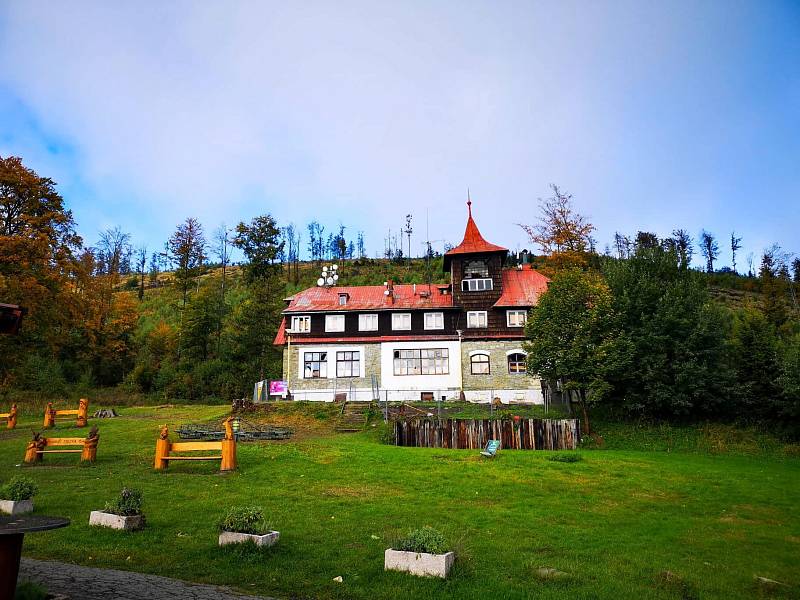 Strážci vrcholu Ondřejník - Ondra a Hanička - oslavili první rok ve výšce 964 m n. m.