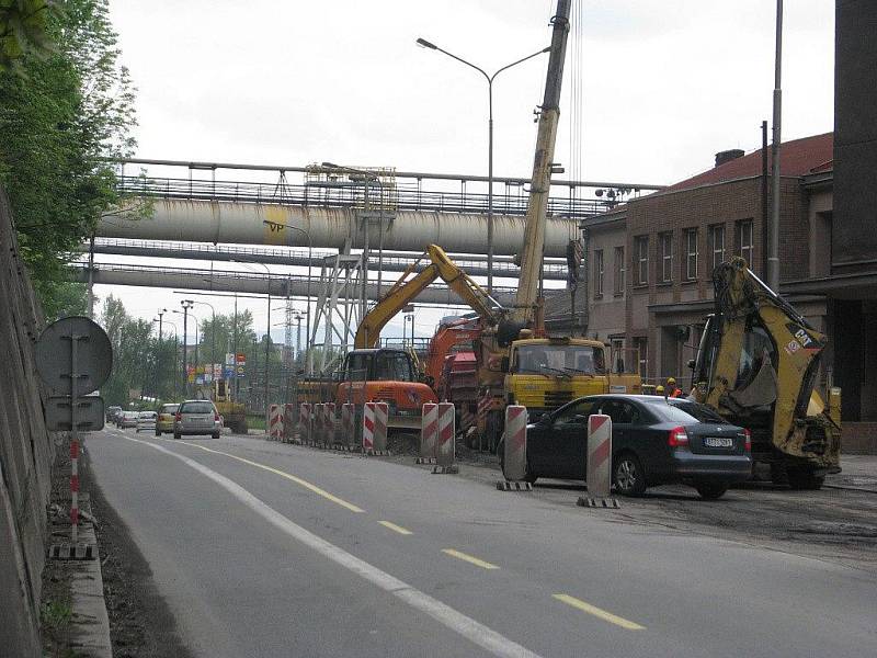 Revitalizace povodí řeky Olše si vyžádala stavební práce i na Nádražní ulici v Třinci. Obří akce zvýší letošní výdaje města na zhruba 870 milionů, v roce 2011 ale město hodlá utratit jen 692 milionů.