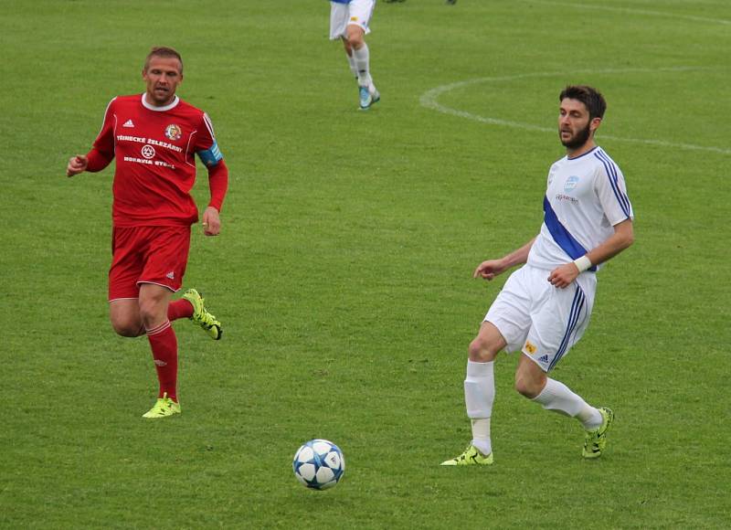 Druholigové derby mezi fotbalisty Frýdku-Místku (v bílém) a Třince skončilo nerozhodně 1:1. 