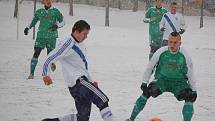 Mokrý sníh fotbalistům oběma celkům hodně ztěžoval hru. 