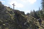 Až několik tisíc lidí dorazilo v sobotu ke kamenné mohyle Ivančena pod vrcholem Lysé hory. V poledne zavzpomínali na skauty, které nacisté zastřelili před 70 lety. Právě na jejich památku mohyla v roce 1946 vznikla. 