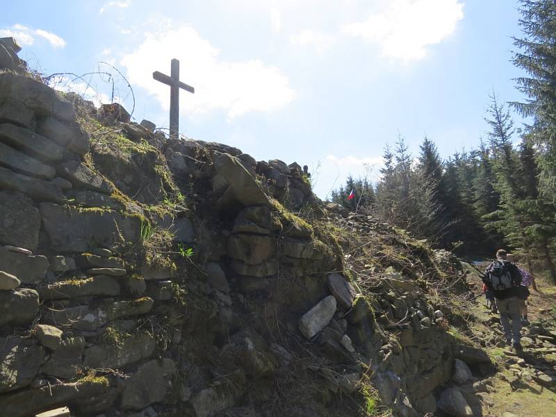 Až několik tisíc lidí dorazilo v sobotu ke kamenné mohyle Ivančena pod vrcholem Lysé hory. V poledne zavzpomínali na skauty, které nacisté zastřelili před 70 lety. Právě na jejich památku mohyla v roce 1946 vznikla. 