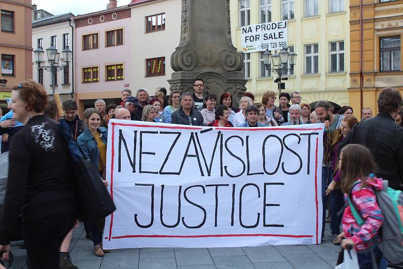Demonstrace za nezávislou justici a proti vládě ve Frýdku-Místku, 28. května 2019.
