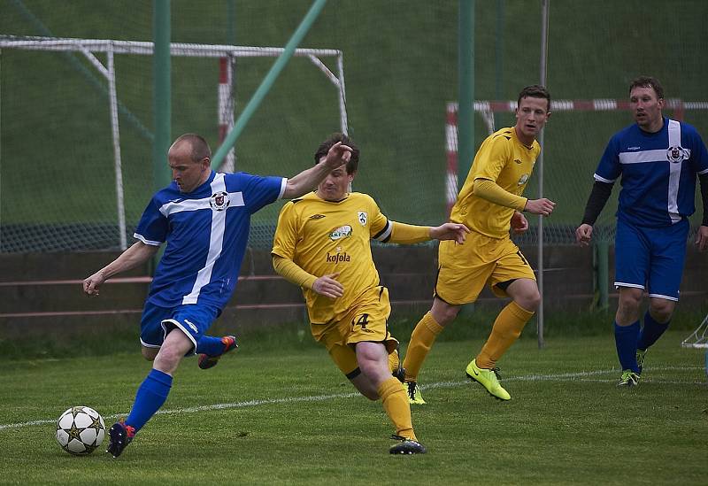 Brušperští (modré dresy) na rozjeté Kravaře doma nestačili a podlehli 0:2.