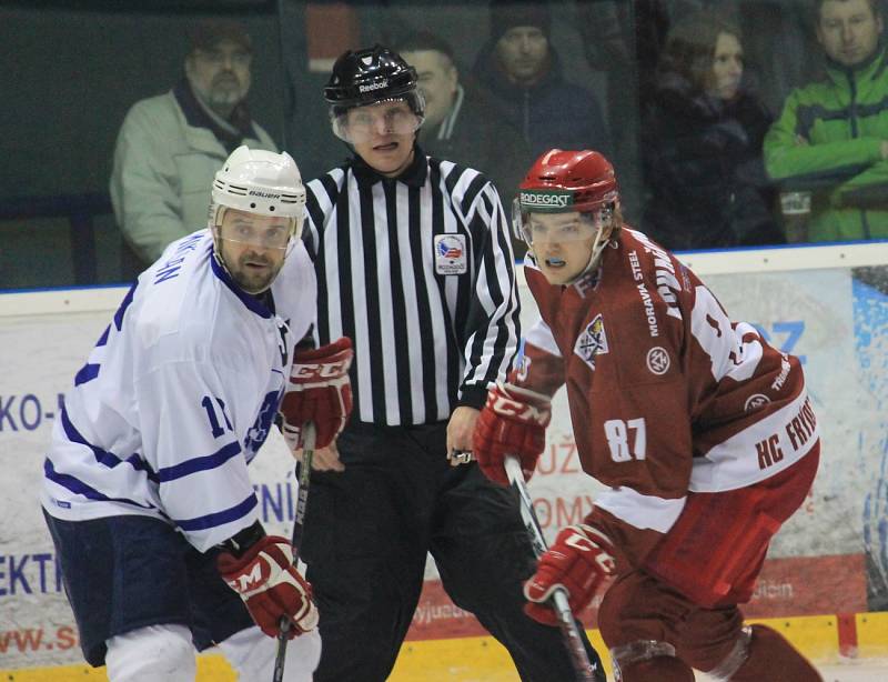 Hokejisté Frýdku-Místku (červené dresy) rozhodli derby ve třetí třetině. 