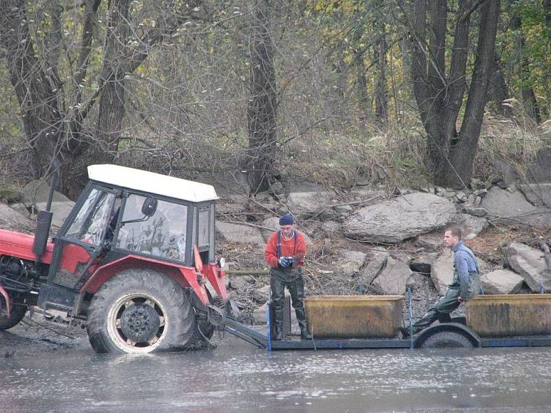 Na Hukvaldech byl v sobotu výlov rybníku na Drážkách.