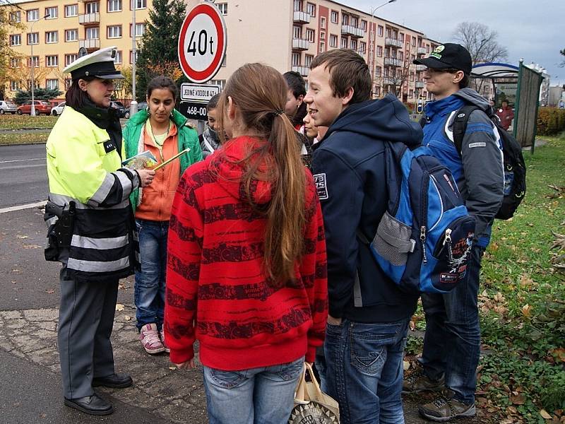 Třinečtí dopravní policisté se 8. listopadu zaměřili na chodce a jejich chování při přecházení silnice. Na přechodu v Jablunkovské ulici oslovili desítky lidí různého věku. 