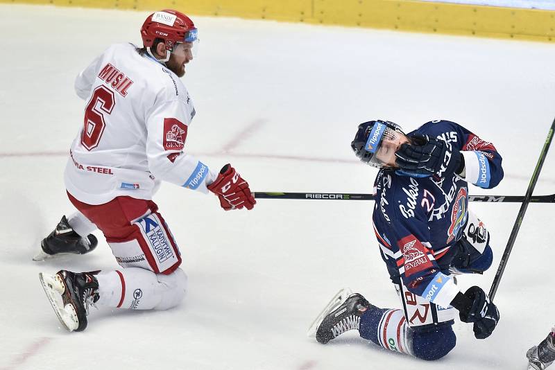 Hokejové derby Třinec - Vítkovice (v modrém).