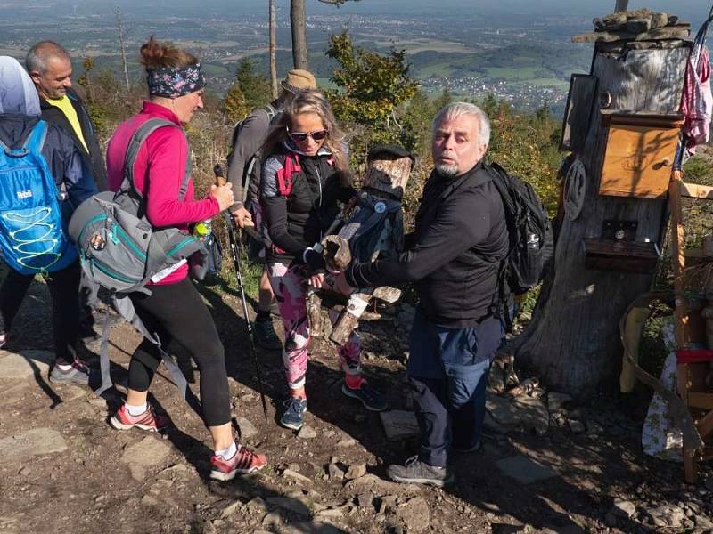 Ondru seniora na vrcholu beskydské hory Ondřejník nahradil jeho stejnojmenný nástupce s manželkou.