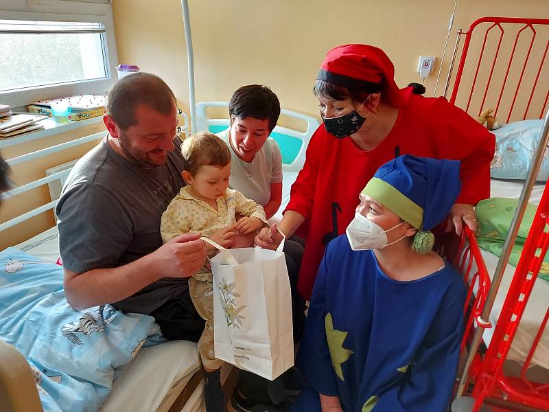 Herci divadla Křesadlo navštívili ve středu Dětské oddělení Nemocnice Třinec, aby malým pacientům zpříjemnili pobyt.