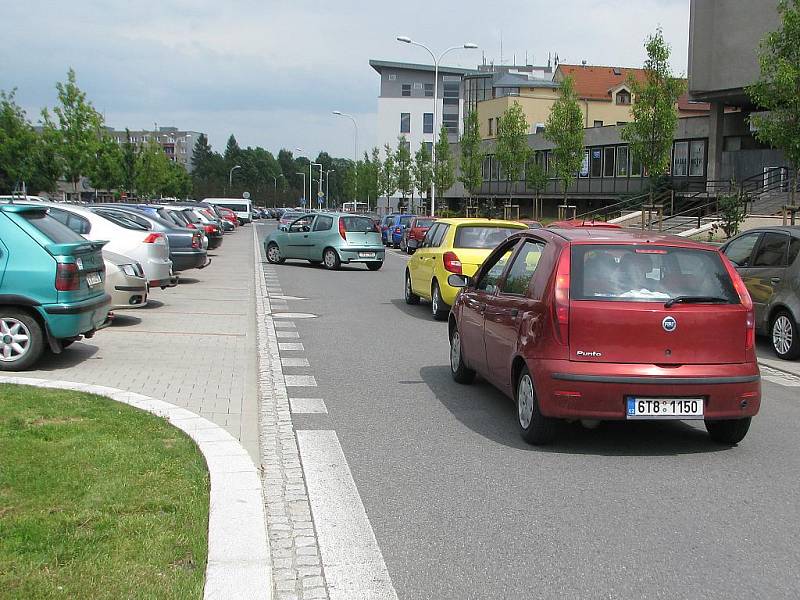 Průjezd ulicí 8. pěšího pluku bývá někdy velmi problémový