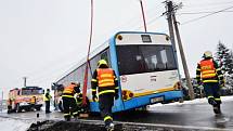 Vyprošťování havarovaného autobusu mezi Václavovicemi a Bruzovicemi. . 