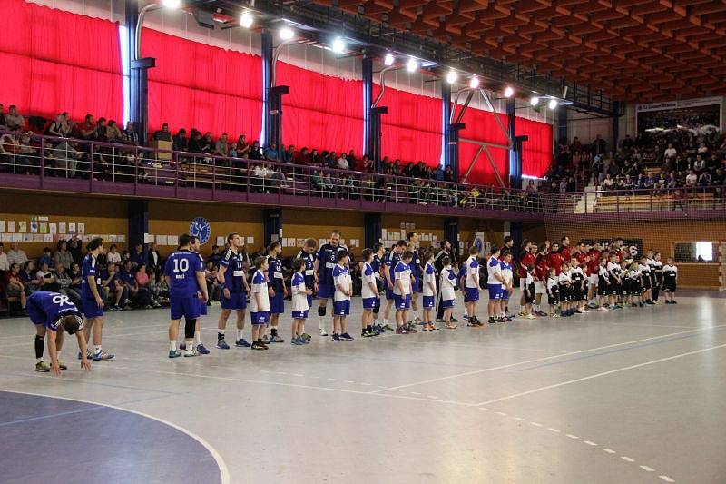 Házenkáři Hranic (v modrém) ve čtvrtfinále play-off proti Frýdku-Místku.