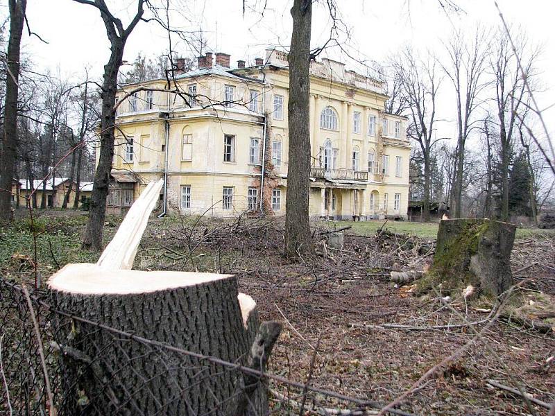 V zámeckém parku v Hnojníku bylo vykáceno 222 stromů, podle obce bez povolení. Případem se zabývá Česká inspekce životního prostředí. 