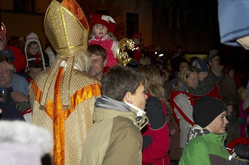 Mikuláš s doprovodem navštívil i město Brušperk.