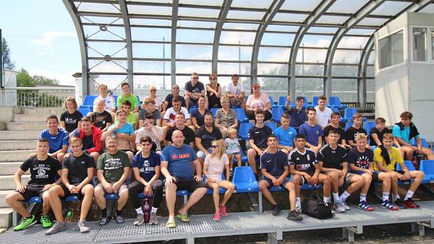 Frýdecko-místečtí házenkáři se zvěčnili se svým partnerským klubem z německého TSV Griedel.