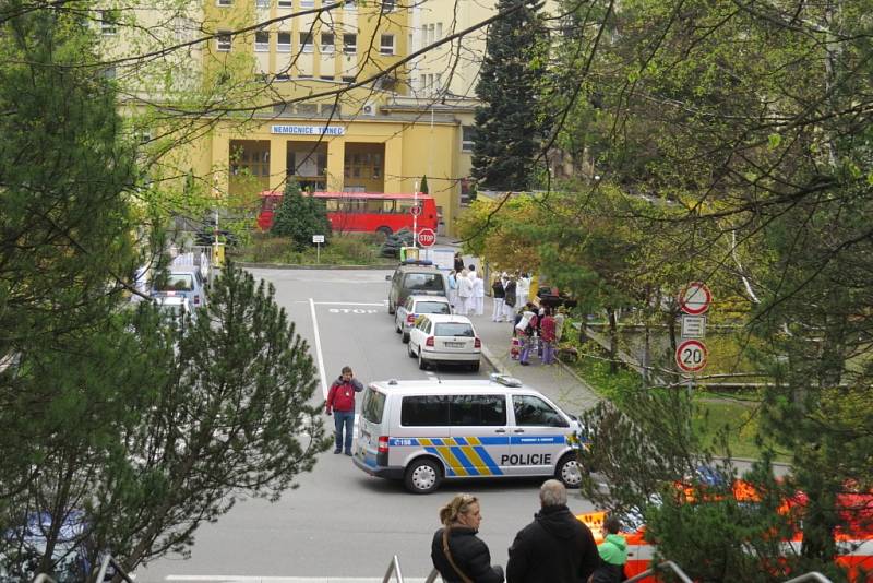 Anonymní oznámení bomby si vynutilo evakuaci pacientů třinecké nemocnice. 