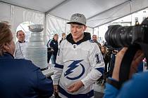 Hokejista týmu zámořské NHL Tampa Bay Lightning Ondřej Palát přivezl do rodného Frýdku-Místku Stanleyův pohár, 1. září 2021.
