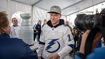 Hokejista týmu zámořské NHL Tampa Bay Lightning Ondřej Palát přivezl do rodného Frýdku-Místku Stanleyův pohár, 1. září 2021.