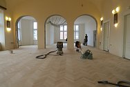 Rekonstrukce historického sálu v jablunkovské radnici vrcholí.