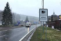 Bílá je jedinou obcí v Beskydech, kde měří rychlost - a dělají to důkladně. Březen 2023. 