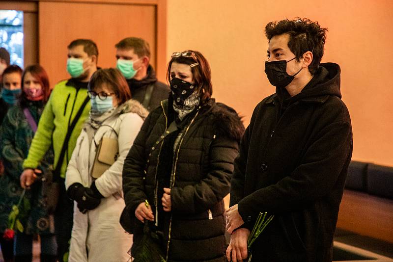 Lidé přišli do smuteční síně na centrální hřbitov ve Frýdku-Místku, kde proběhlo poslední rozloučení se zpěvákem Davidem Stypkou, 15. ledna 2021 ve Frýdku-Místku.