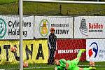 Třinec (v červeném) zvládl derby s Vítkovicemi.