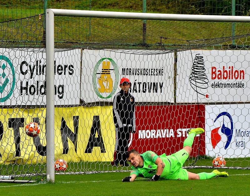 Třinec (v červeném) zvládl derby s Vítkovicemi.