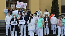 Před třineckou nemocnicí se v pondělí před polednem konalo setkání zdravotníků, kteří nesouhlasí s odvoláním ředitele nemocnice Martina Sikory