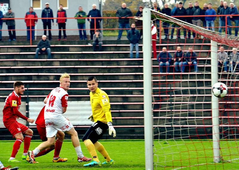 Duel mezi Třincem (v červeném) a hosty z Pardubic rozhodla standardní situace domácího Kateřiňáka v nastaveném čase.