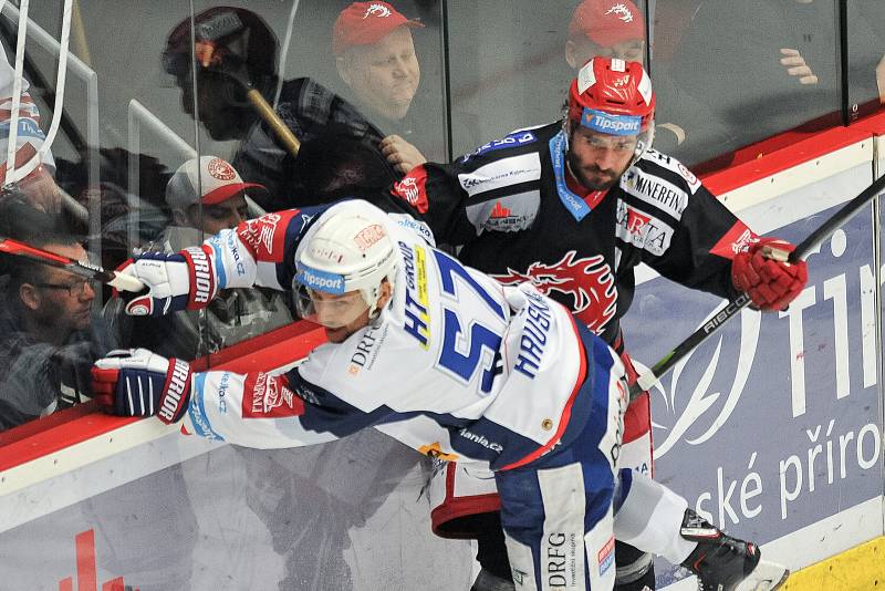 Finále play off hokejové extraligy - 2. zápas: HC Oceláři Třinec vs. HC Kometa Brno, 15. dubna 2018 v Třinci. (vlevo) Hruška Jan a Linhart Tomas.