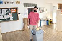 Volby 2020 ve Frýdku-Místku. Mirai Navrátil volil na ZŠ Petra Bezruče.