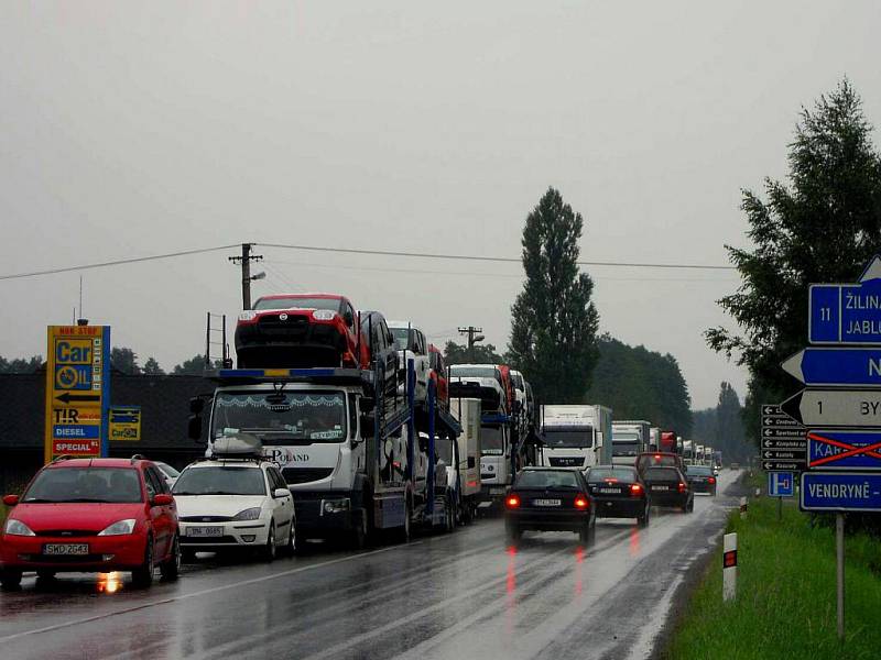 Okolí křižovatky „Karpentská“ během dopravního kolapsu, červenec 2010.
