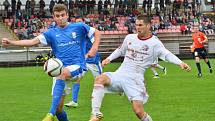 Třinečtí fotbalisté (v bílém) prolomili konečně sérii nepříznivých výsledků s týmem Vlašimi. Ten na domácím trávníku porazili 2:0. 