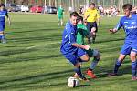 Dobratičtí fotbalisté (v modrých dresech) nadějné dvoubrankové vedení v Datyni nakonec neudrželi. Gól na 2:2 inkasovali v nastaveném čase.