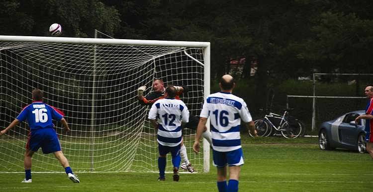 V úvodu sobotní exhibice Kubina Teamu v Brušperku se představily „staré gardy“ SK Brušperk a Baník Ostrava. 