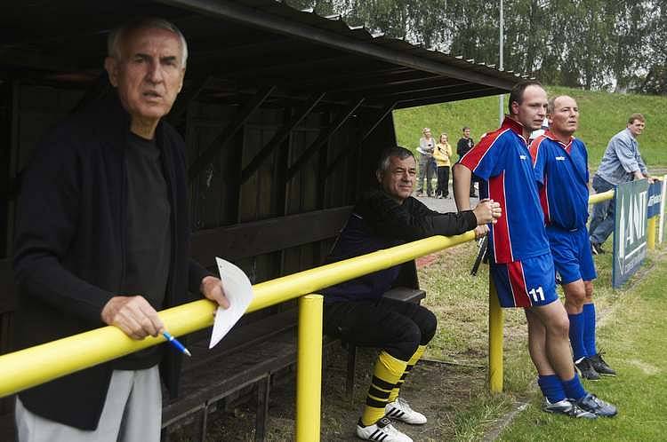 V úvodu sobotní exhibice Kubina Teamu v Brušperku se představily „staré gardy“ SK Brušperk a Baník Ostrava. 