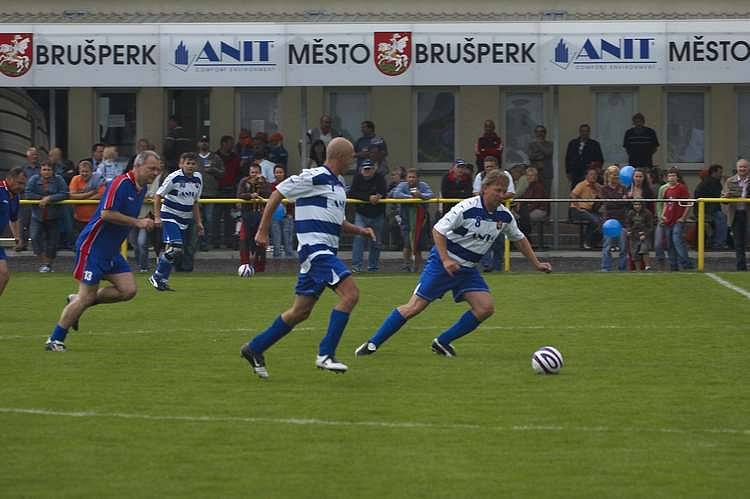 V úvodu sobotní exhibice Kubina Teamu v Brušperku se představily „staré gardy“ SK Brušperk a Baník Ostrava. 